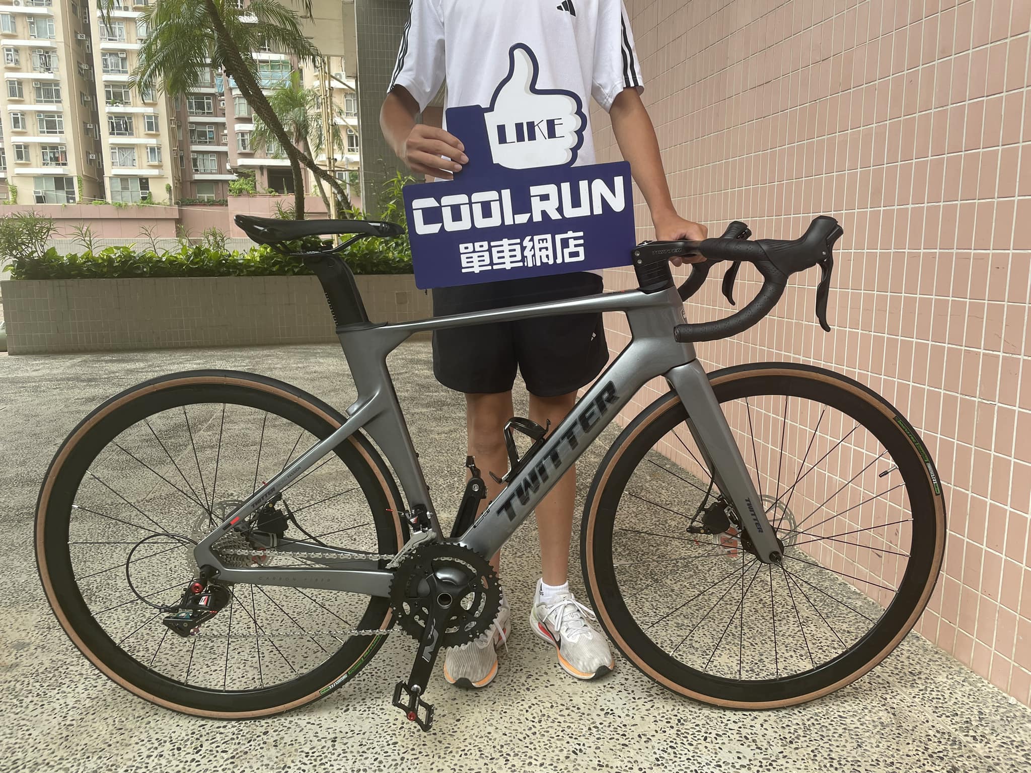 Coolrunbike - 【感謝火炭區客人選購深灰色 TWITTER R10 碳纖破風公路車！】 呢位年輕客人選擇使用retrospec ...