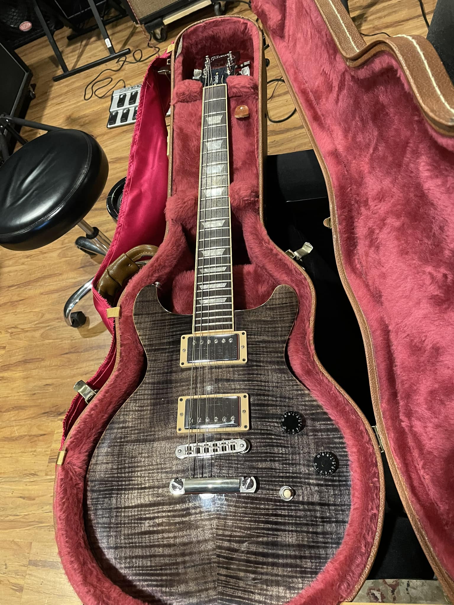 What do you know about 1998 Gibson Les Paul Standard DC Plus