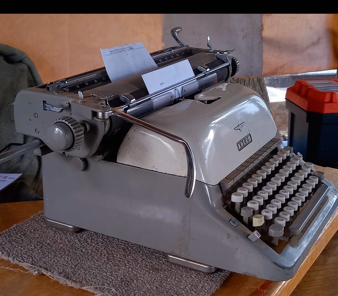 Adler Universal 39 typewriter model
