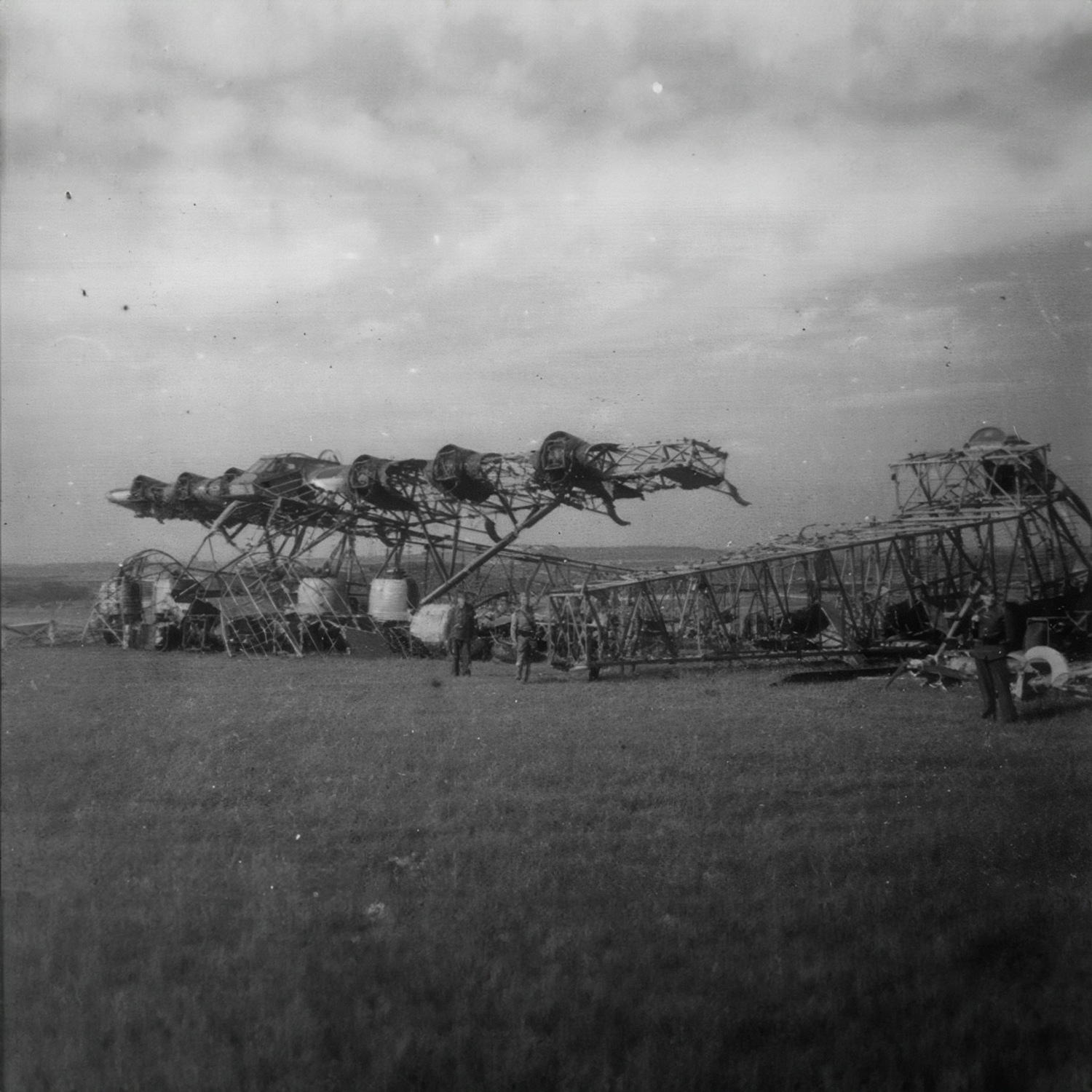 ロケ Me 323 Gigant wreck in a remote area, date unknown, 1940s. Many of