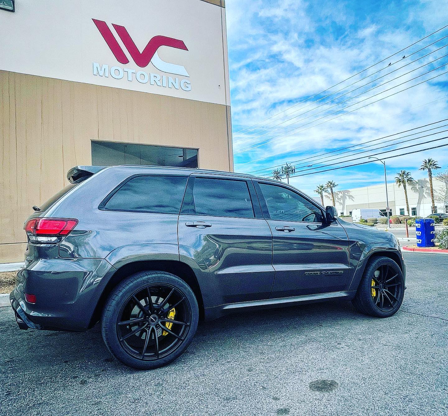 WC - JEEP TRACKHAWK ON 22x10.5 VELGEN WHEELS w/ STAGGERED OFFSETS ...