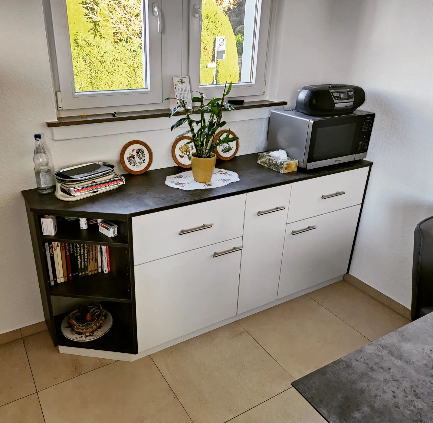 Sideboard Diese Woche teilen wir Bilder eines Küchen-Sideboards, welches wir vor ein par Wochen bei unseren Kunden aufgebaut haben, mit euch👌 Die Farbgestaltung gab uns die weiß lackierte Küche und
