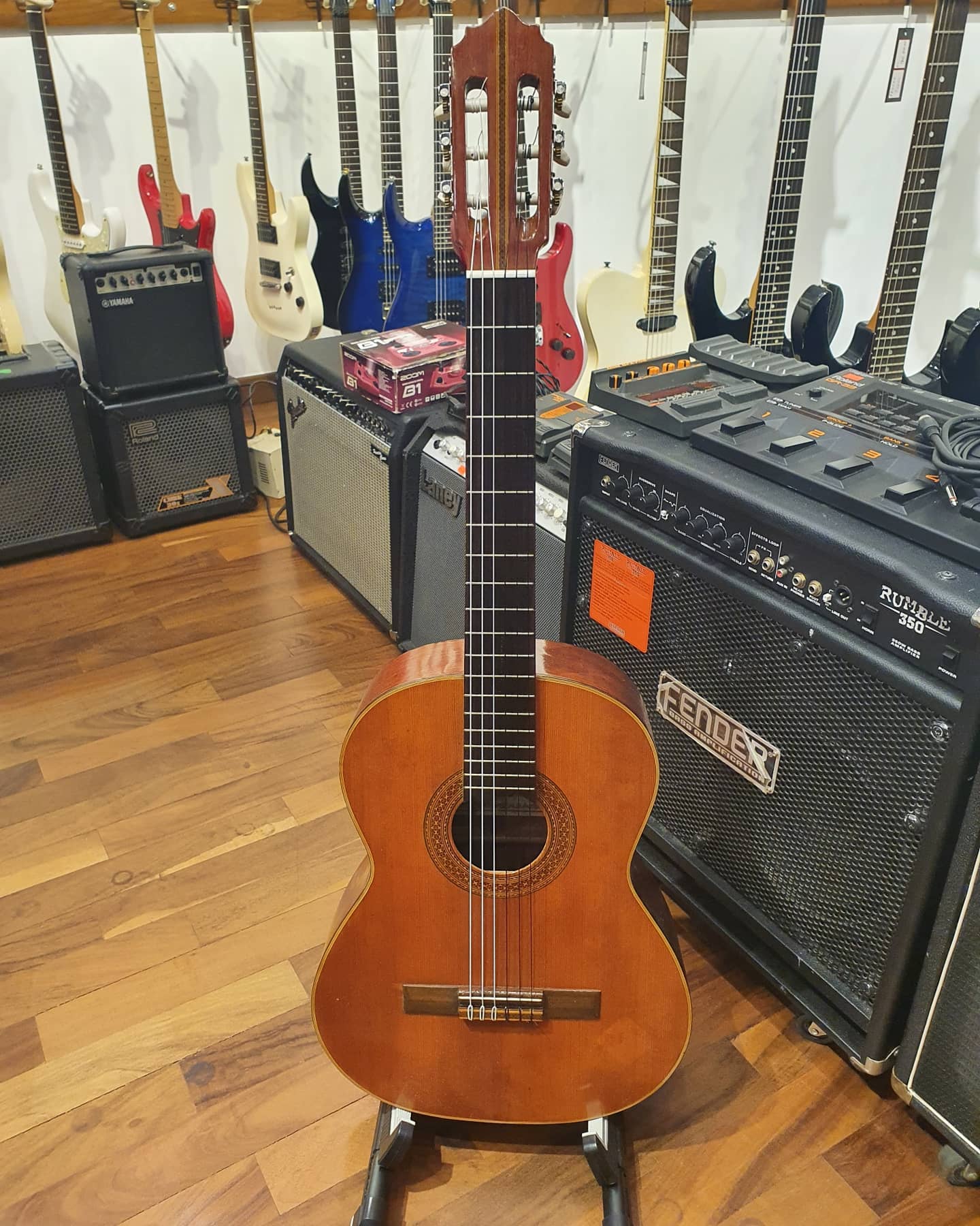 Zen-On Gut Guitar 80 gold label japan. USA Ernieball Black nylon 