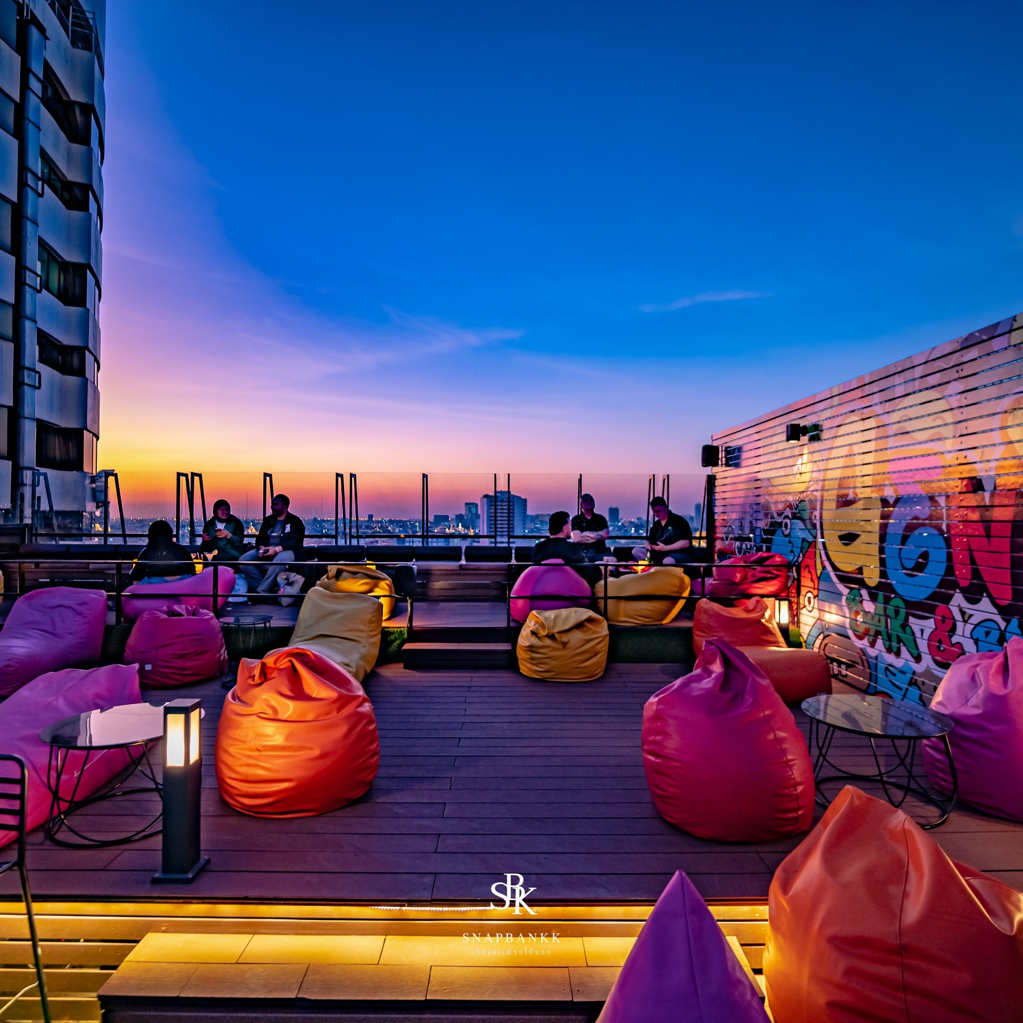 Snapbankk : พาเที่ยว เช็คอินคาเฟ่ - GenZ Bar & Bistro Rooftop สุดปัง ...