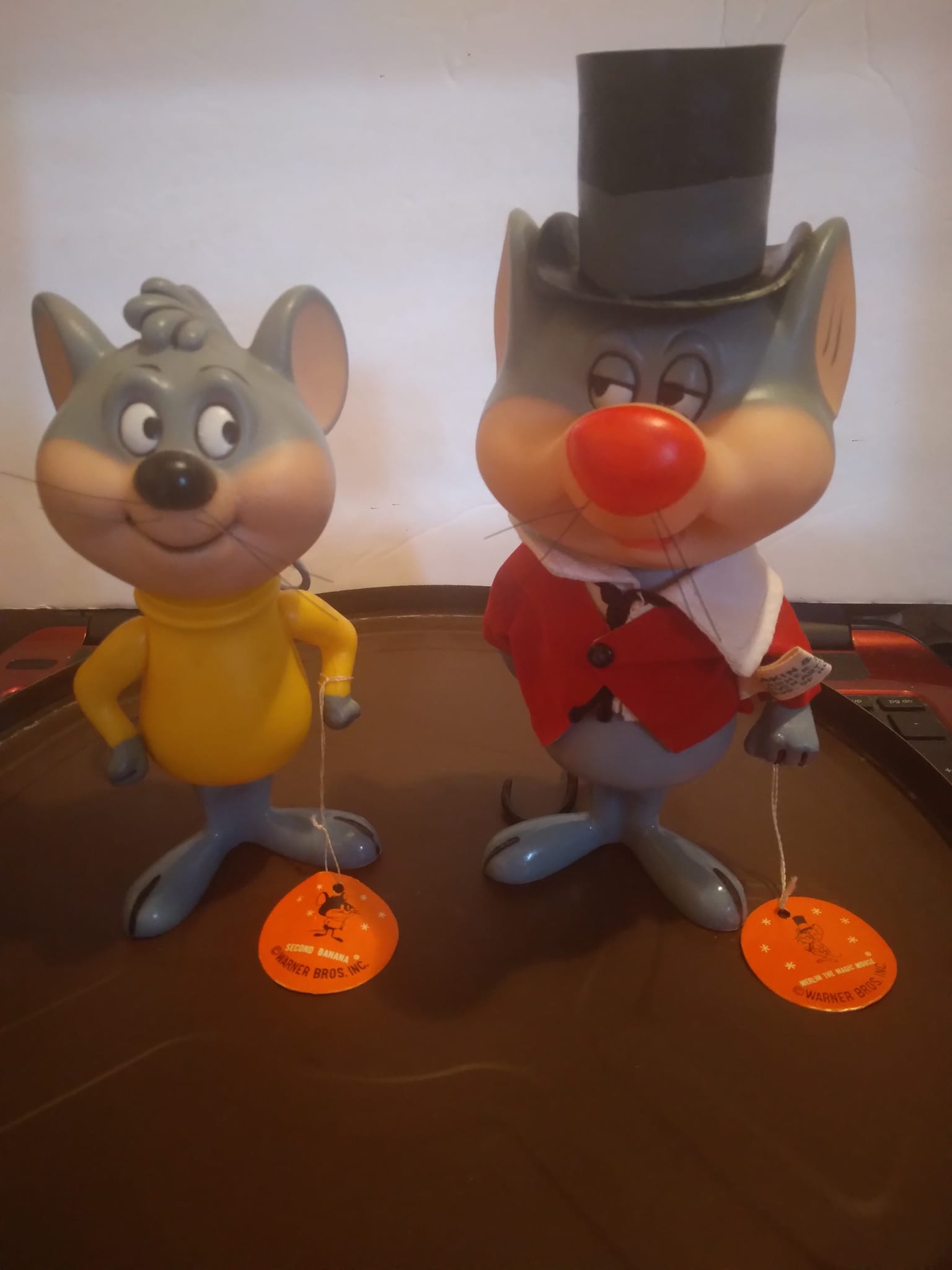 What are ways to display Dakin vinyl figures like Merlin the Magic