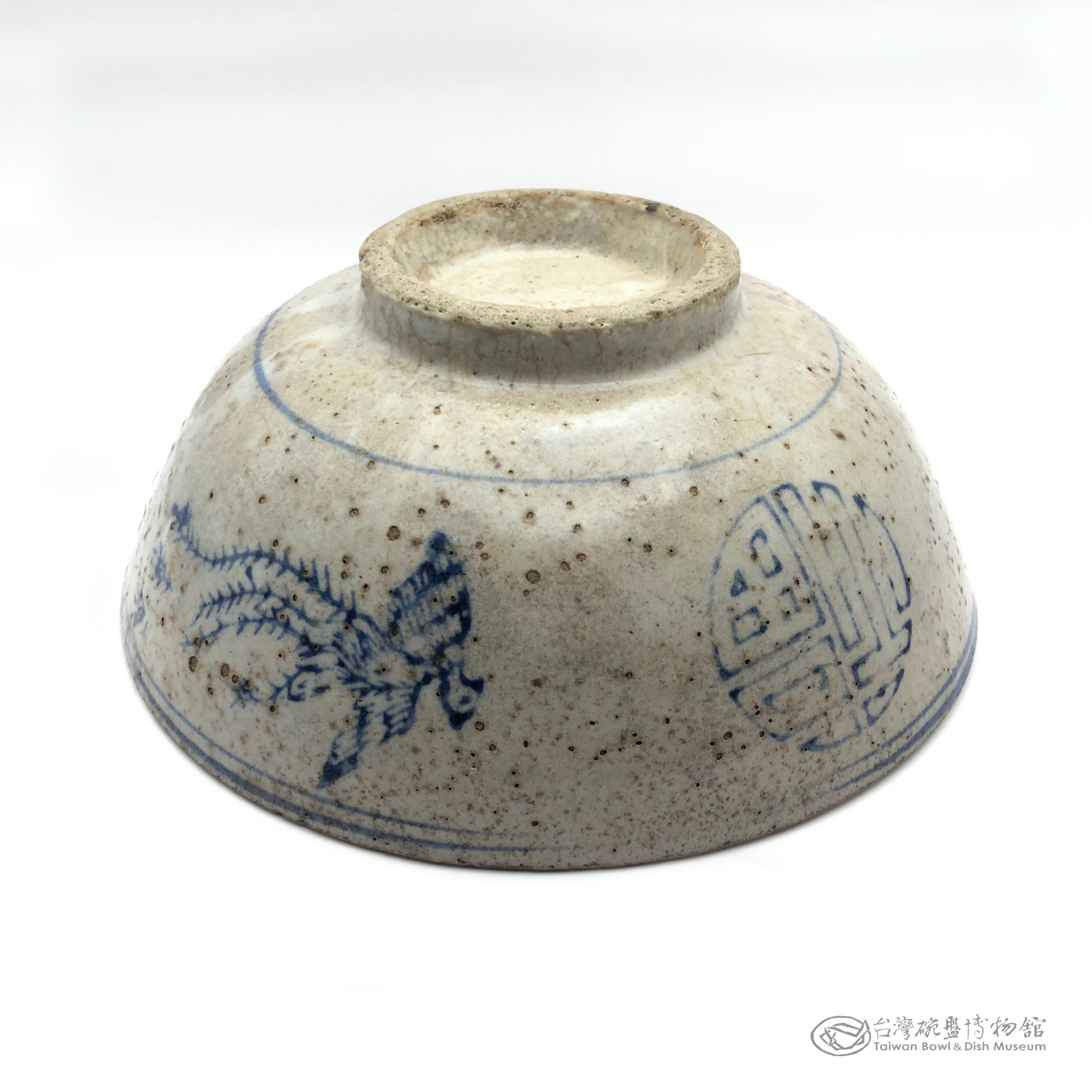 早期青花蓋印鳳紋碗公今天介紹的碗公材質是陶在碗身外壁以蓋印的方式 