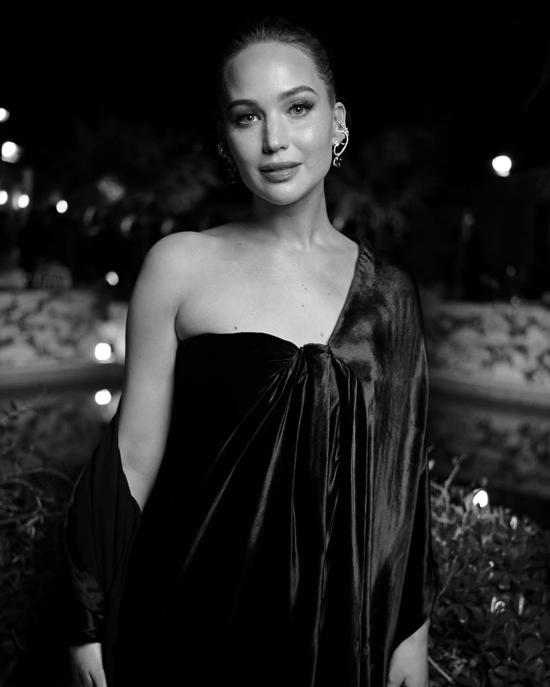 jennifer lawrence stuns in elegant black dresses while pregnant just took the Cannes 2025 red carpet by storm, showcasing effortless elegance and a new-mommy glow, given she gave birth to her second bundle of joy earlier this year. Talla:L