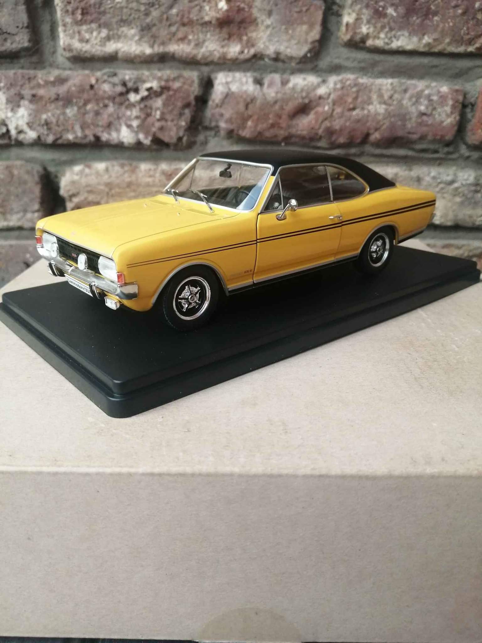 Opel Commodore A Coupé GSE 1970 - Modellino IXO 1:43 Rosso/Nero - Nuovo In Scatola