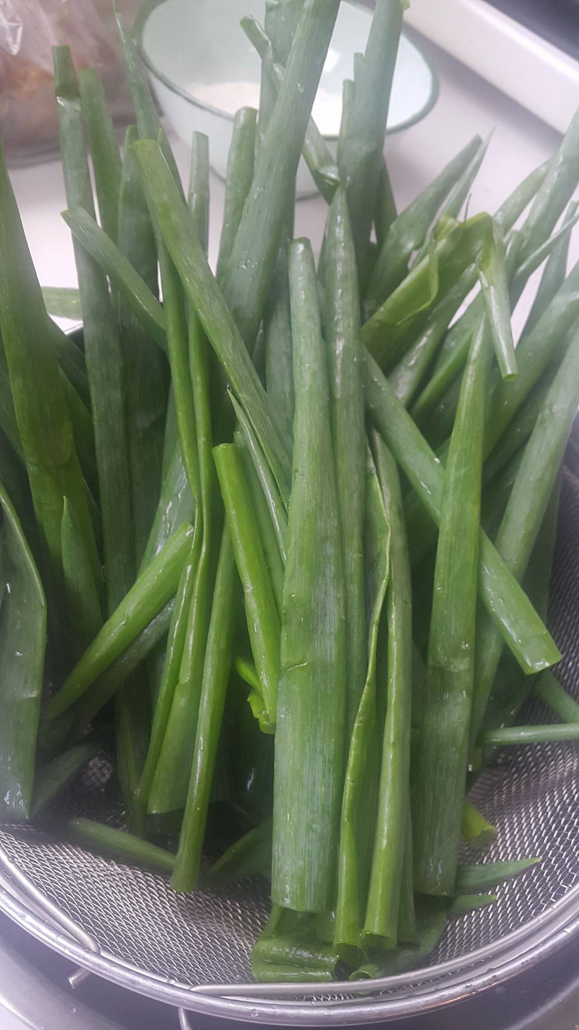 蔡季芳（阿芳老師） - 直播預告~䓤油餅。 你有買葱嗎？ 那一段長長的葱尾巴，你會如何運用呢？...