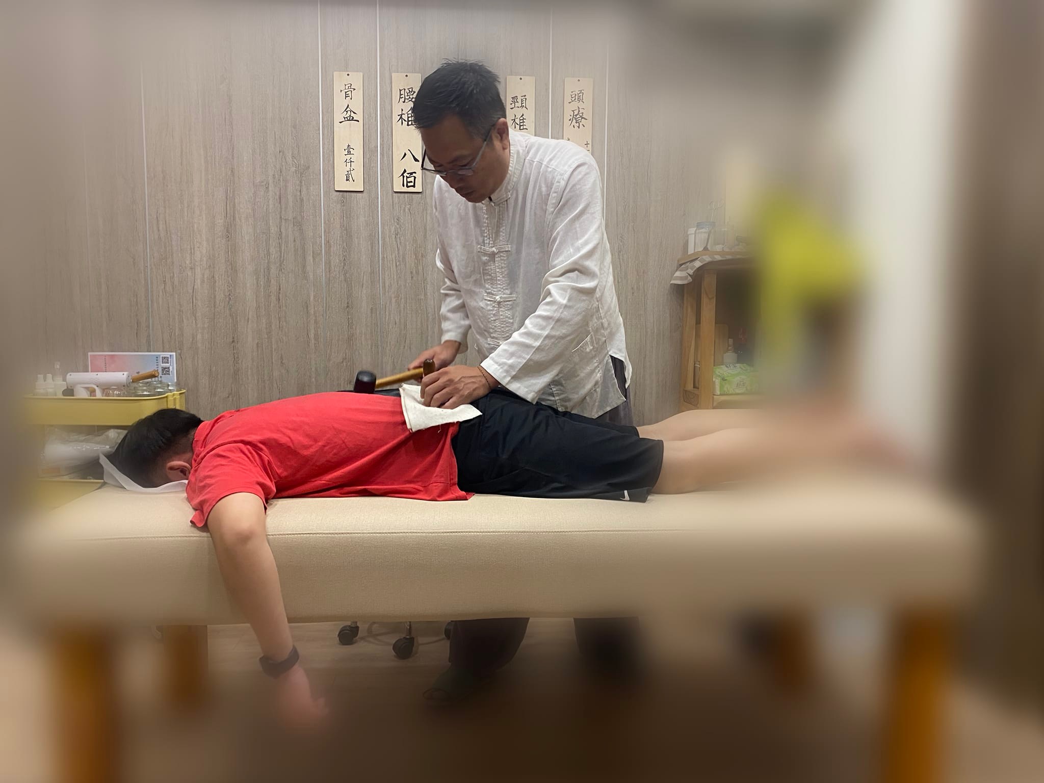 鐵打華佗 - 深夜急救以前蘆洲的老客人 #腰閃到 很可愛的情侶檔 一個是睡醒閃到腰 一個是搬東西閃到...
