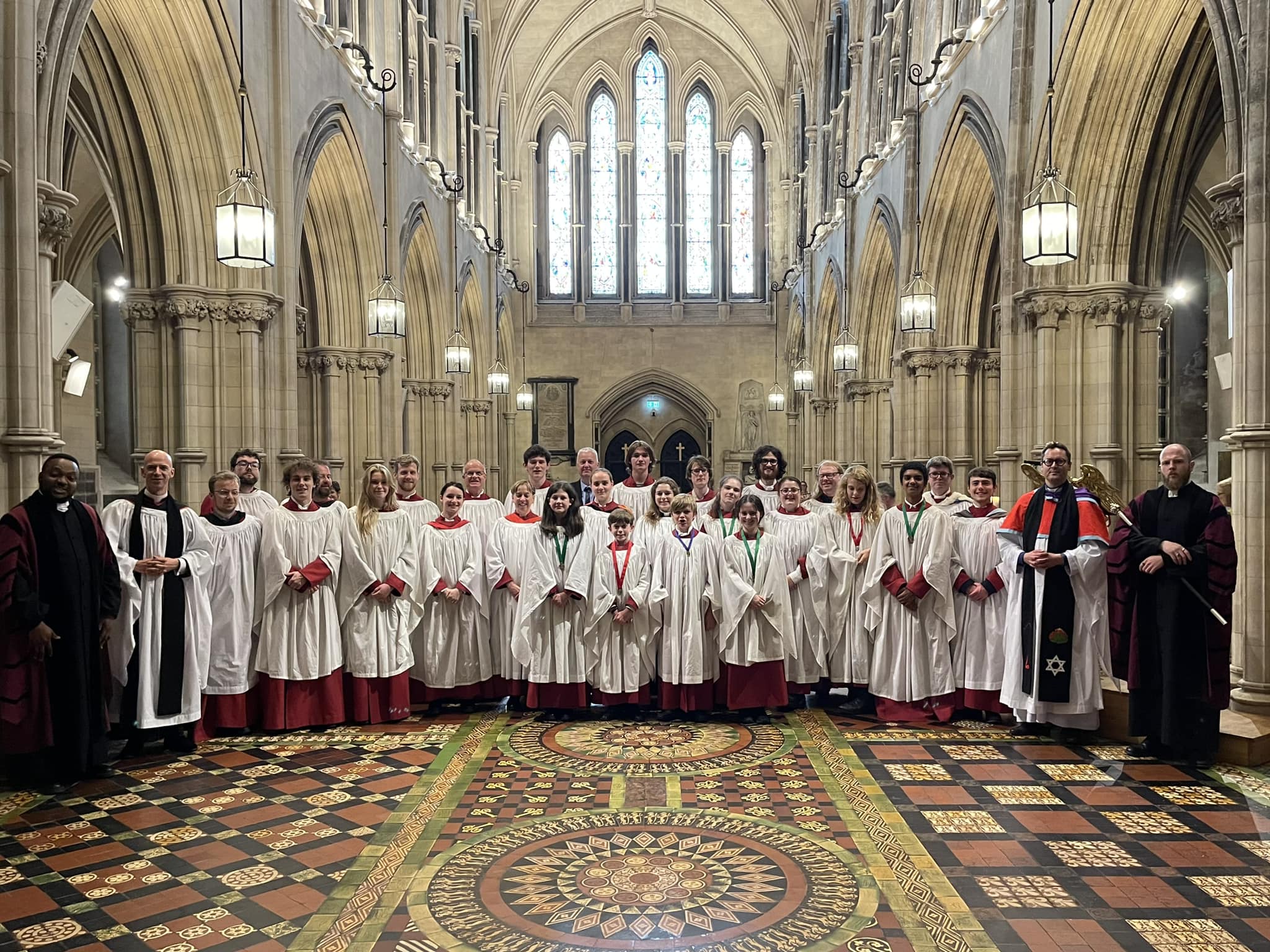 Y Côr ar daith, yn canu yn y... - Cadeirlan Deiniol Sant | Facebook