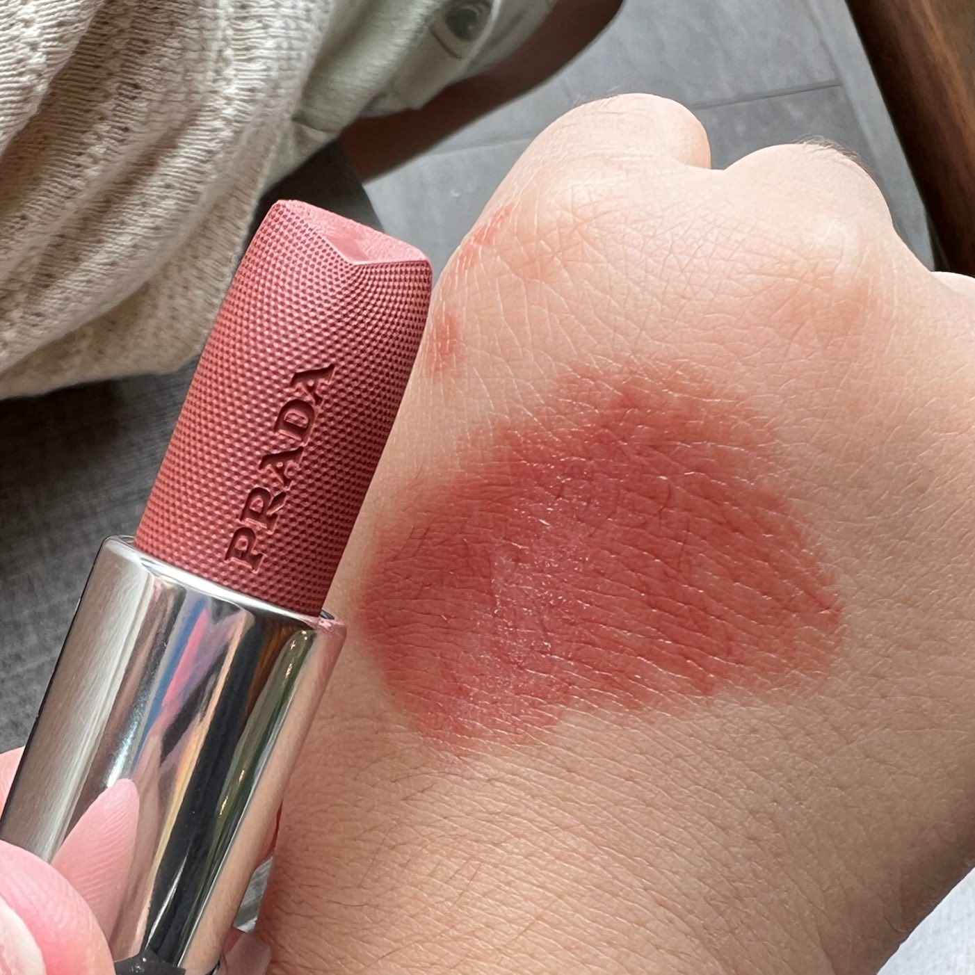 ลุคนี้ทาเป็นลิป PRADA Moisturizing Lip Balm สี U011 NOISETTE เนื้อ 