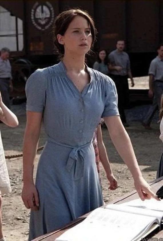 lucy grey hunger games dress Is Gray's in The Ballad of Songbirds & Snakes similar to Katniss's reaping dress? YCRF_suits