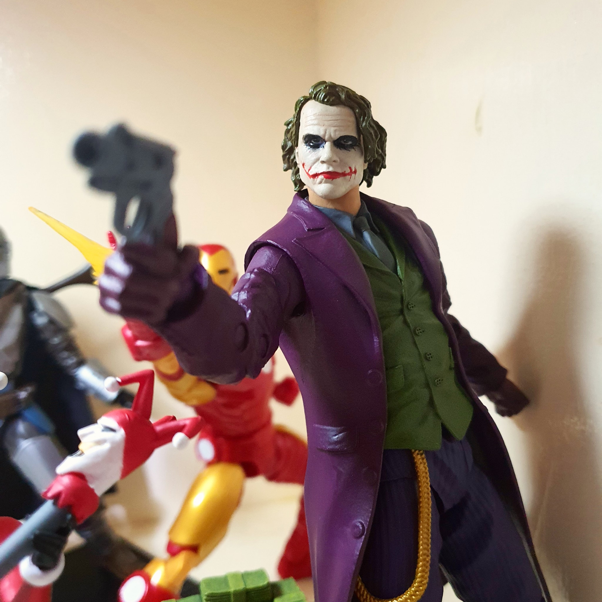 Hoy me llego esta muy buena figura del Joker, la cual venia con la 