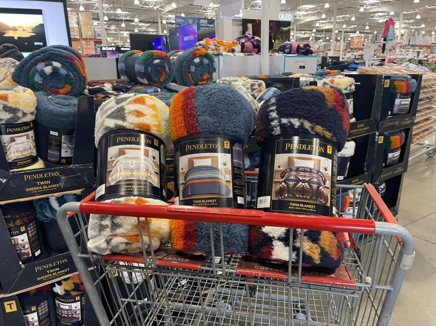 🔥🔥 @pendletonwm twin size #sherpa blankets are back! $19.99