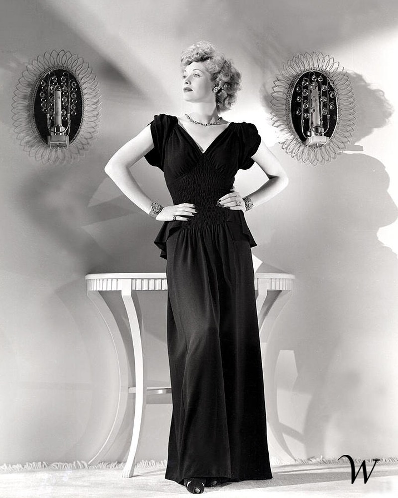 Lucille Ball in the 1940s. We wonder what color her dress is. Your thoughts? 💕
