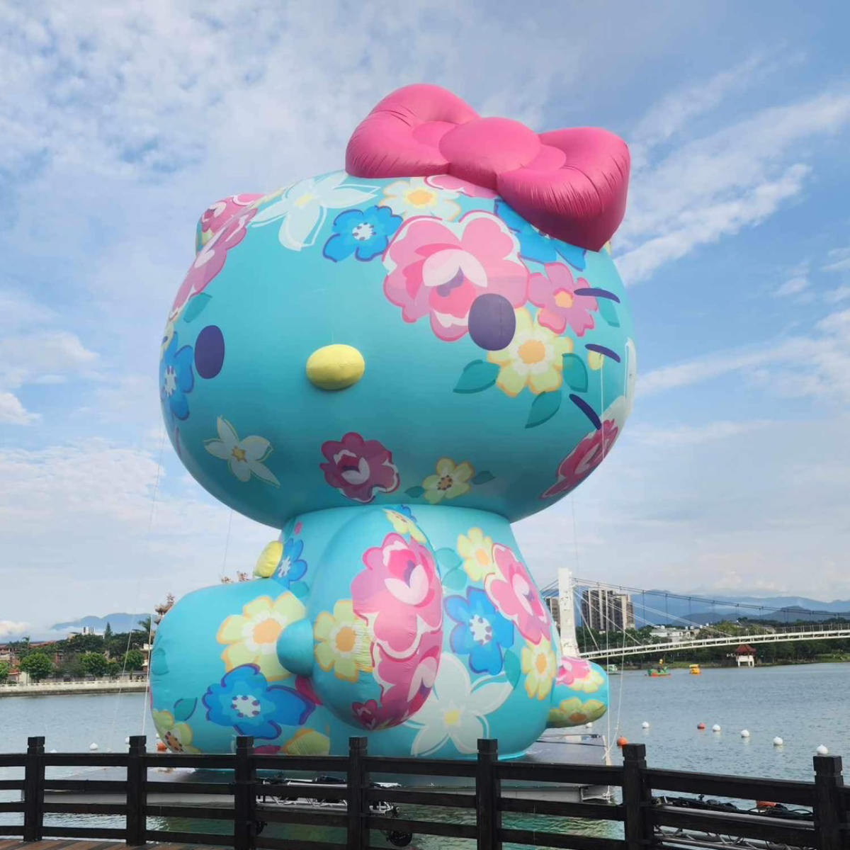 Beauty美人圈 - 要瘋了！超巨Hello Kitty氣球現身 ️白天晚上都好好拍啊～... | Facebook