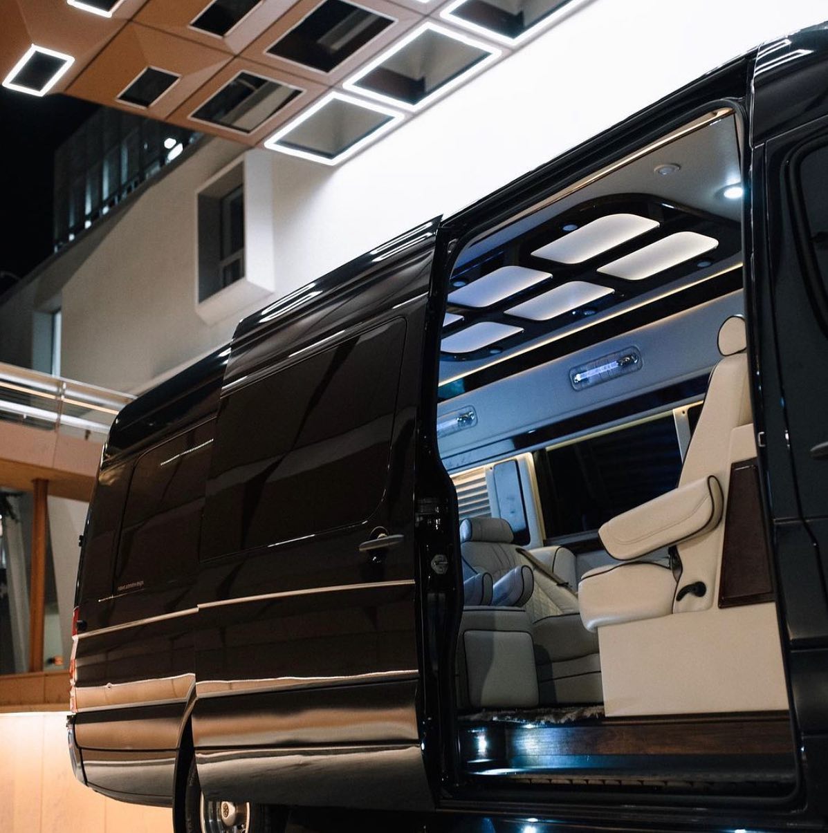 Shuttle D'Luxe - Luxury 14 Passenger Sprinter 🚐