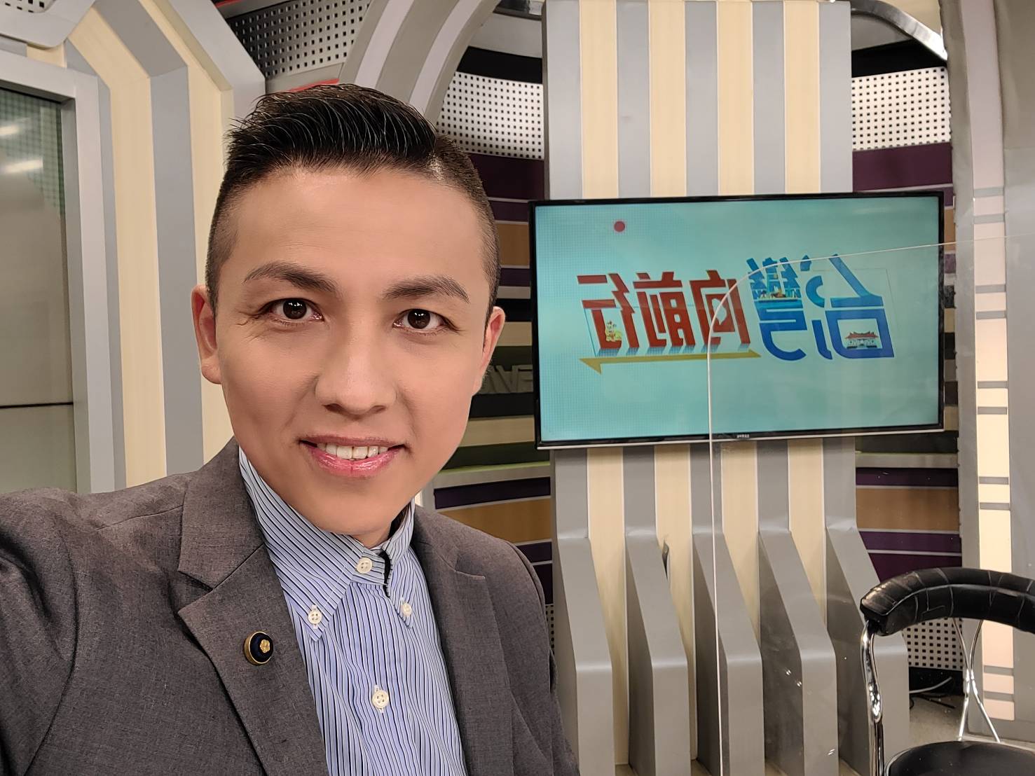 #現在 偉杰在民視 #台灣向前行 ！ 偉杰與主持人 張孟琦 、資深媒體人... - 陳偉杰 Chen Wei-chieh | Facebook