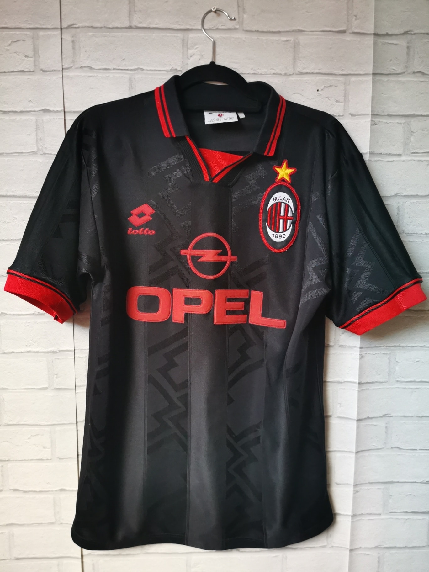 Paolo Maldini wearing a great AC Milan's 3rd kit by Lotto!!