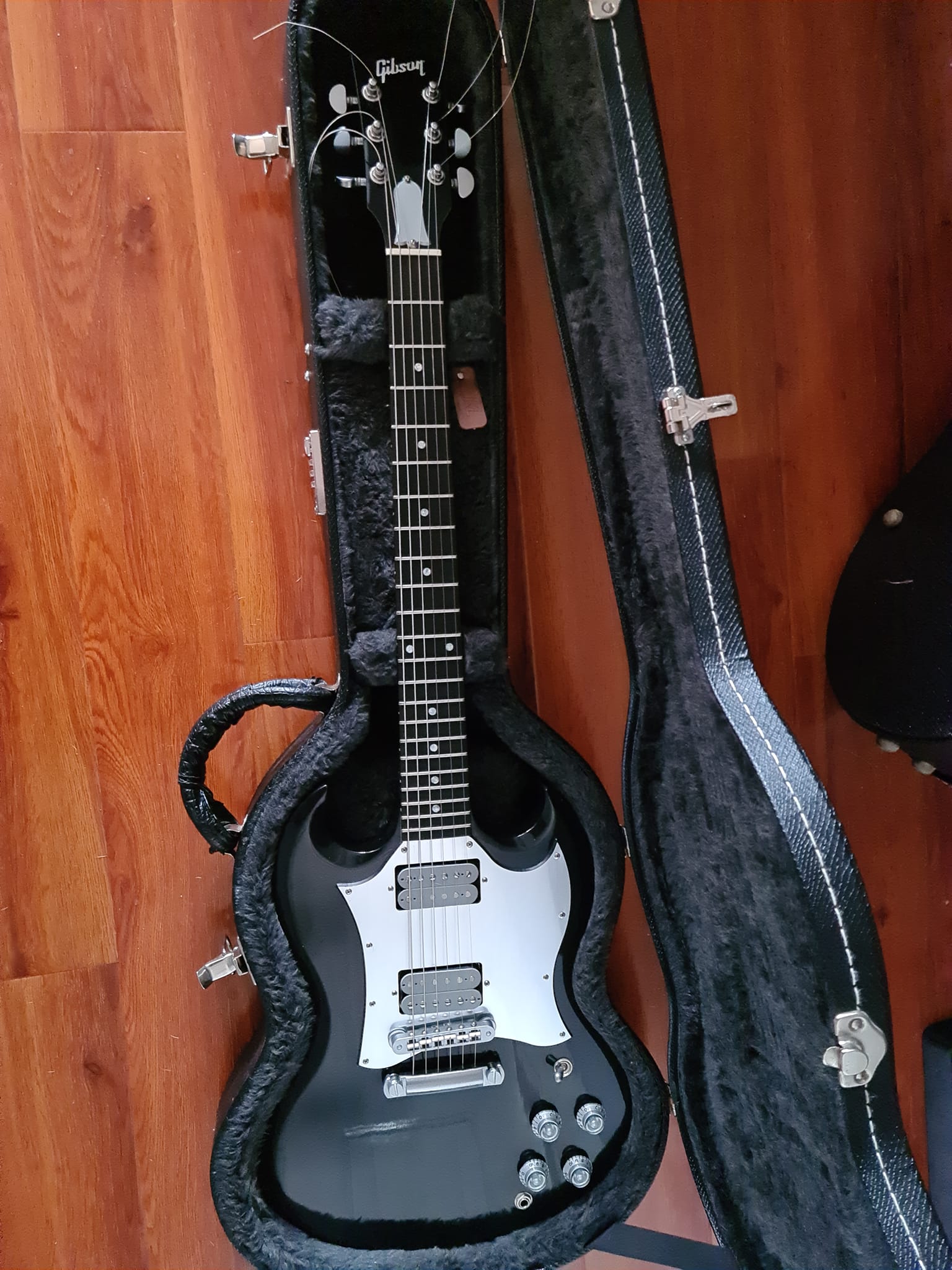 Gibson 2004 SG Classic, full gloss heritage cherry. Gibson gig bag
