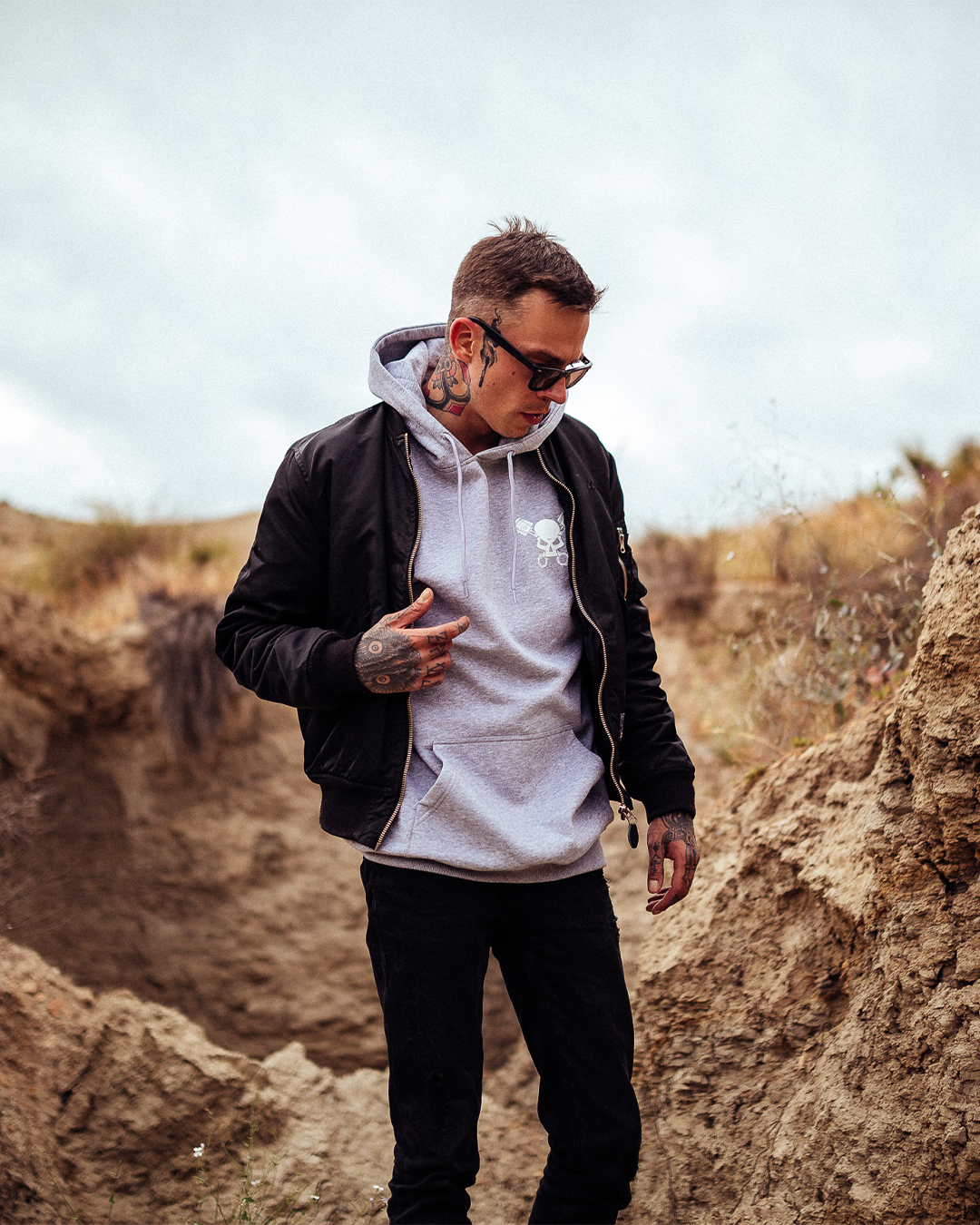 Skull Hoodie sports grey ➡️ available via grenzgaenger-shop.com