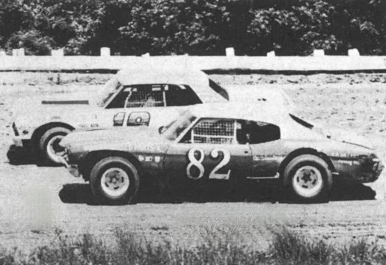 Turn - 82-Alan Dillard and 19VA.-Buck Harris lining up their Chevelles ...