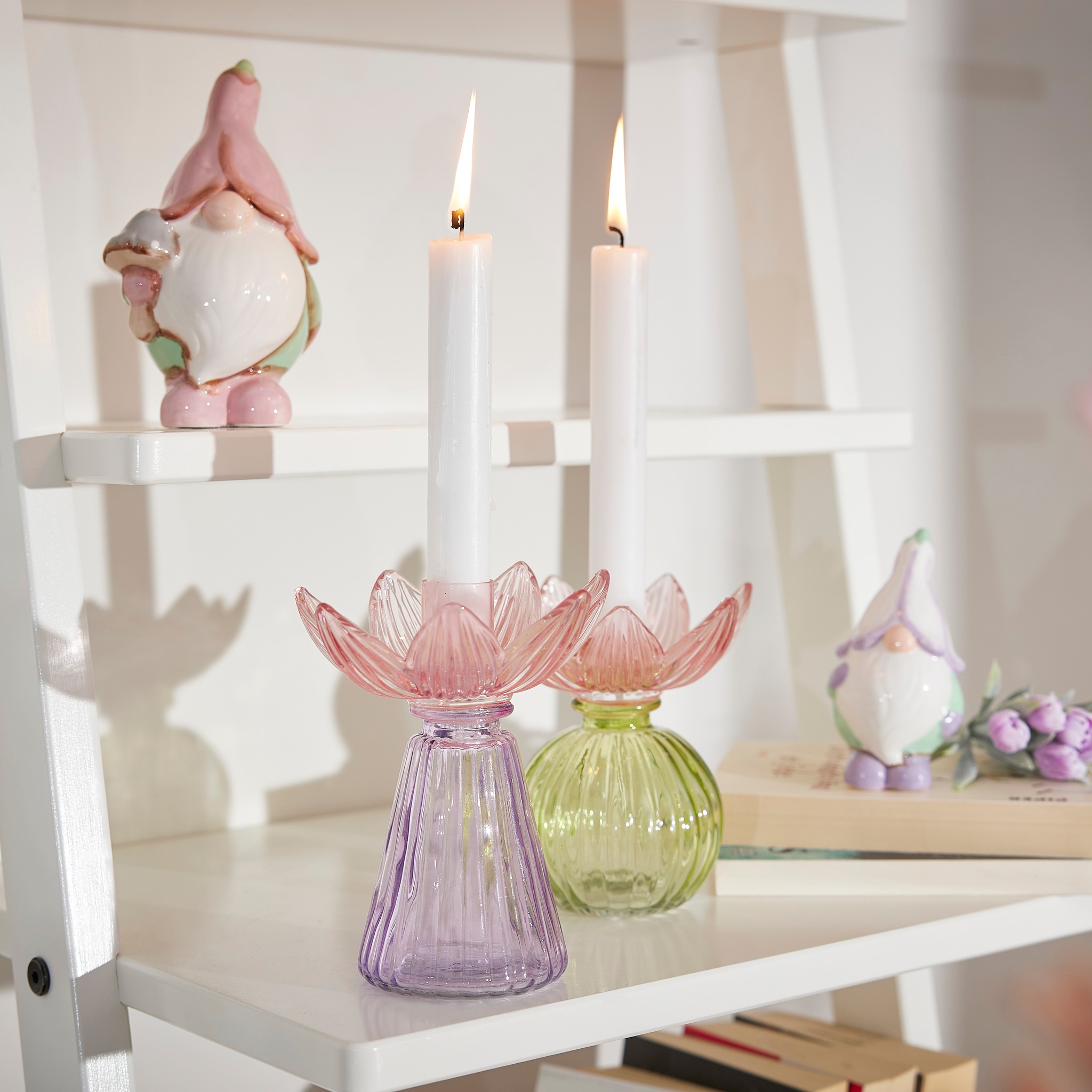 Ein besonderer Look für dein Zuhause 💗 Setze den Glas-Kerzenständer im zweifarbigen Blüten-Design gekonnt in Szene und mache ihn zum It-Piece in deiner Frühlingsdeko ✨ https://bit.ly/Dekoration_Fruehl