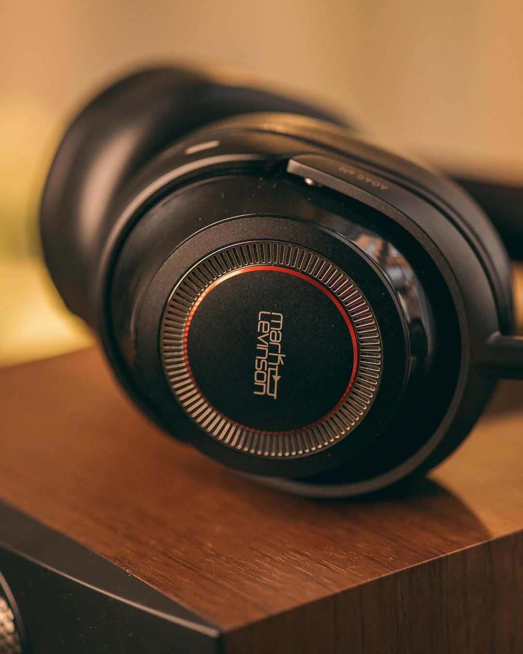 Review of Mark Levinson No. 5909 Wireless Audiophile Headphones