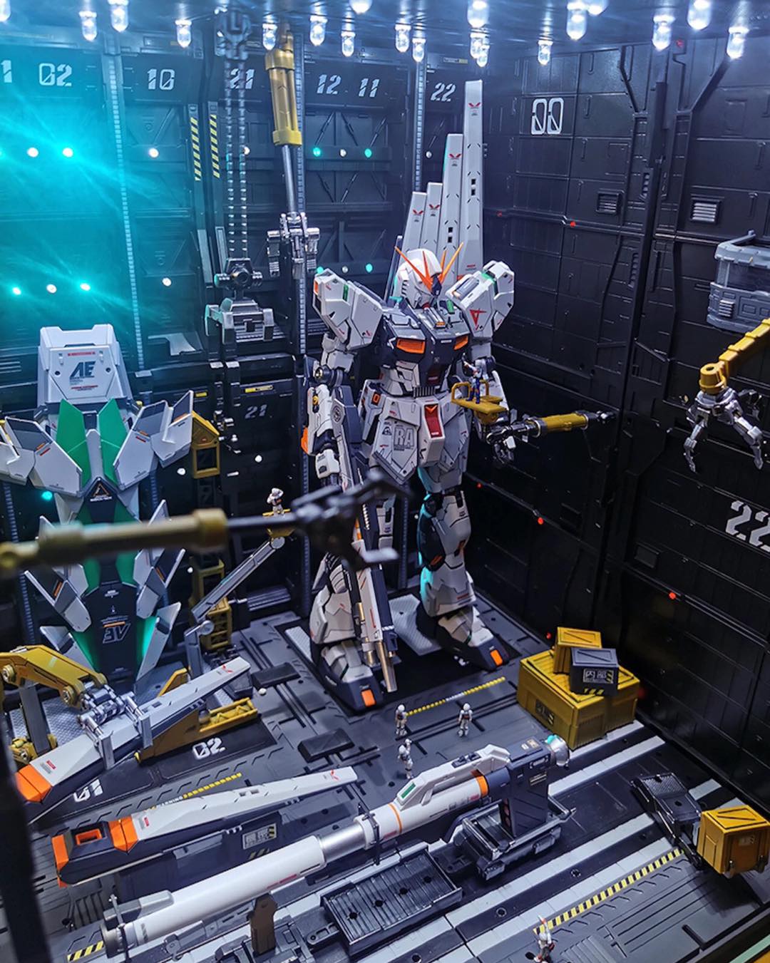 VINZ Channel - Nu Gundam Diorama in the box Source :... | Facebook