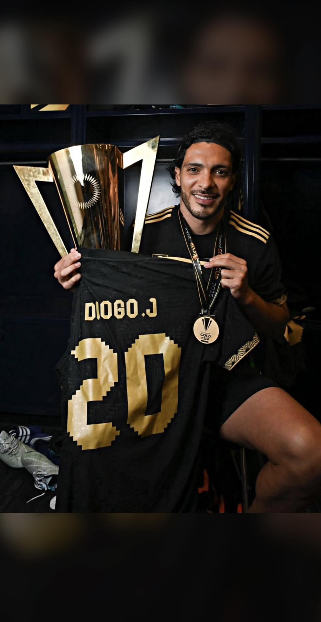 Raul Jimenez walks out in a #20 shirt tributing to Diogo Jota, his
