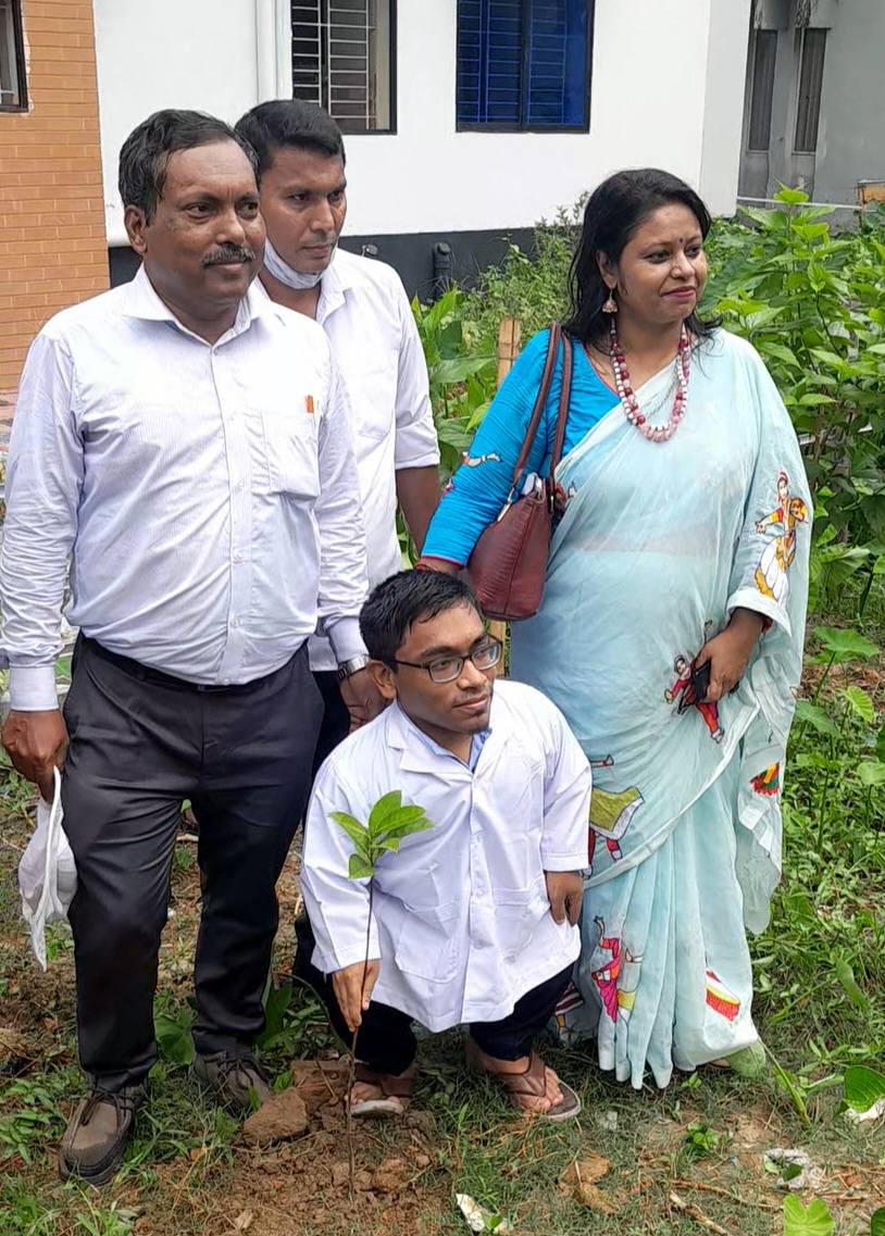 Chandrajit - ফিজিওলজি ডিপার্টমেন্ট প্রধান, শ্রদ্ধেয় অহিদা ম্যামের সাথে ...