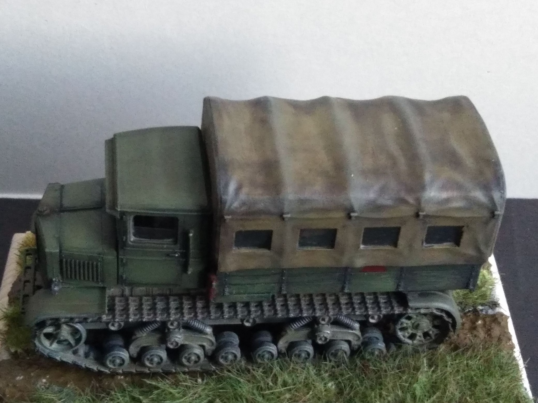 Trumpeter TR01573 Russian Voroshilovets Tractor Model Army Vehicle