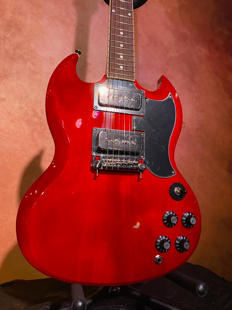 What is the origin and model of the Tomson SG guitar?