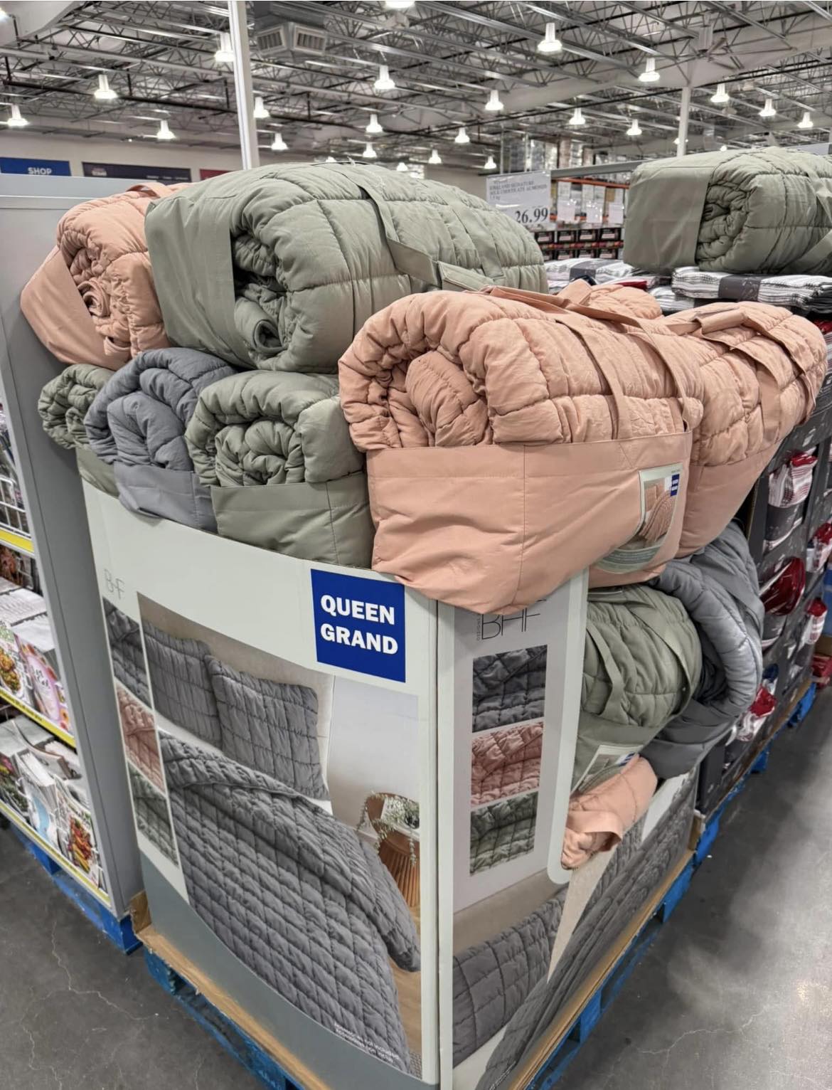 ❄️ Hot sleepers this Cooling Comforter at Costco is calling your