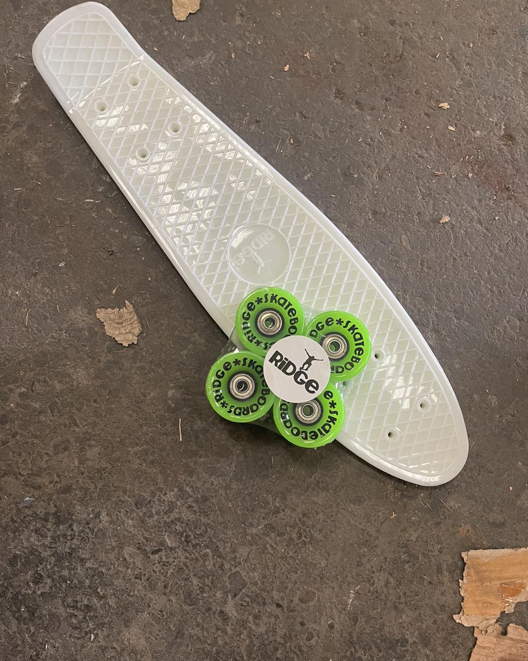 Planche De Skate Ridge 22" En érable Canadien 7 Plis – Design épuré, Bande Violette, Super Pratique à Emporter Partout !