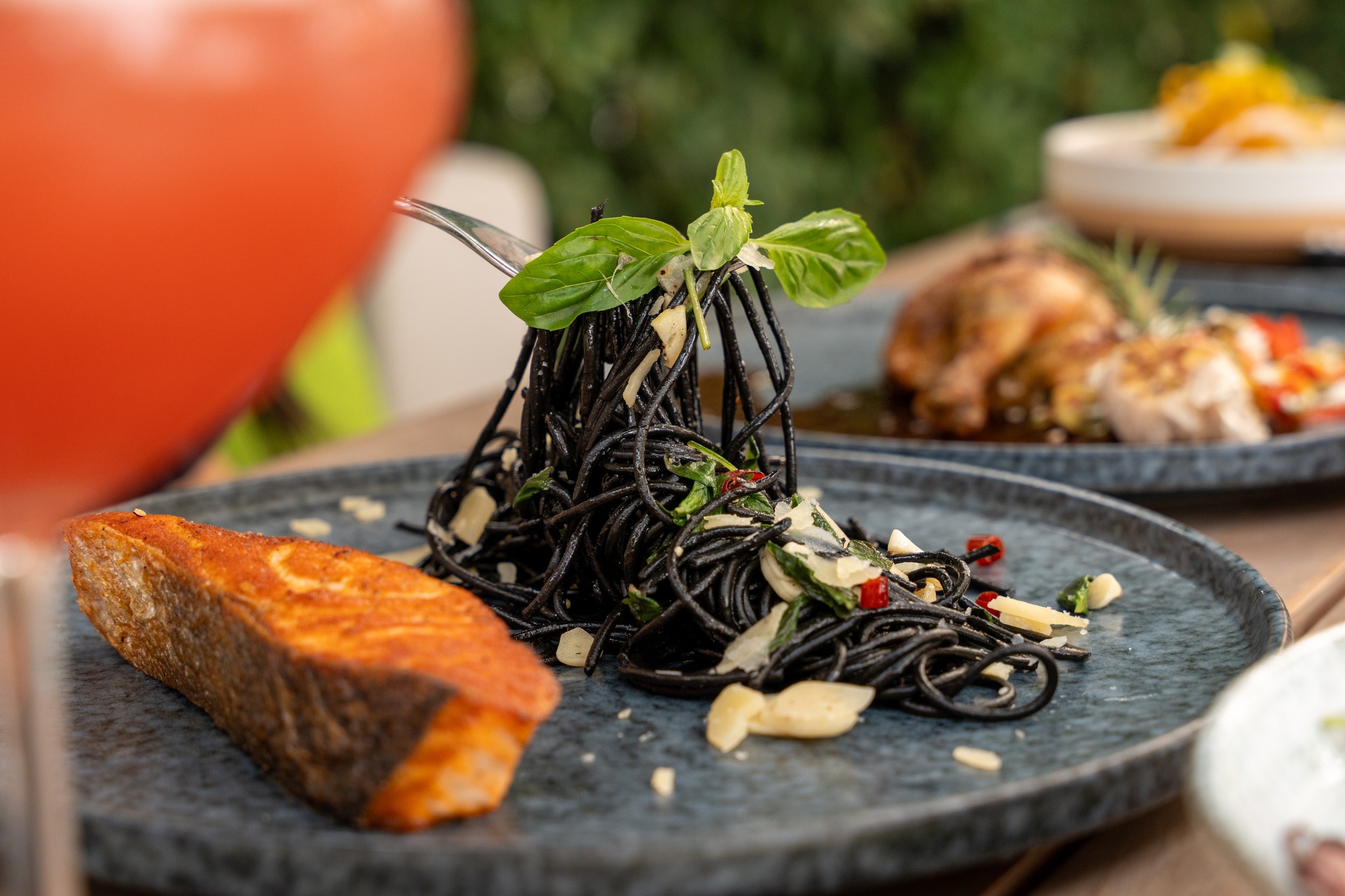 Kliff - Seared Salmon Squid Ink Anglio E Olio สปาเก็ตตี้หมึกดำแซลม่อน ...