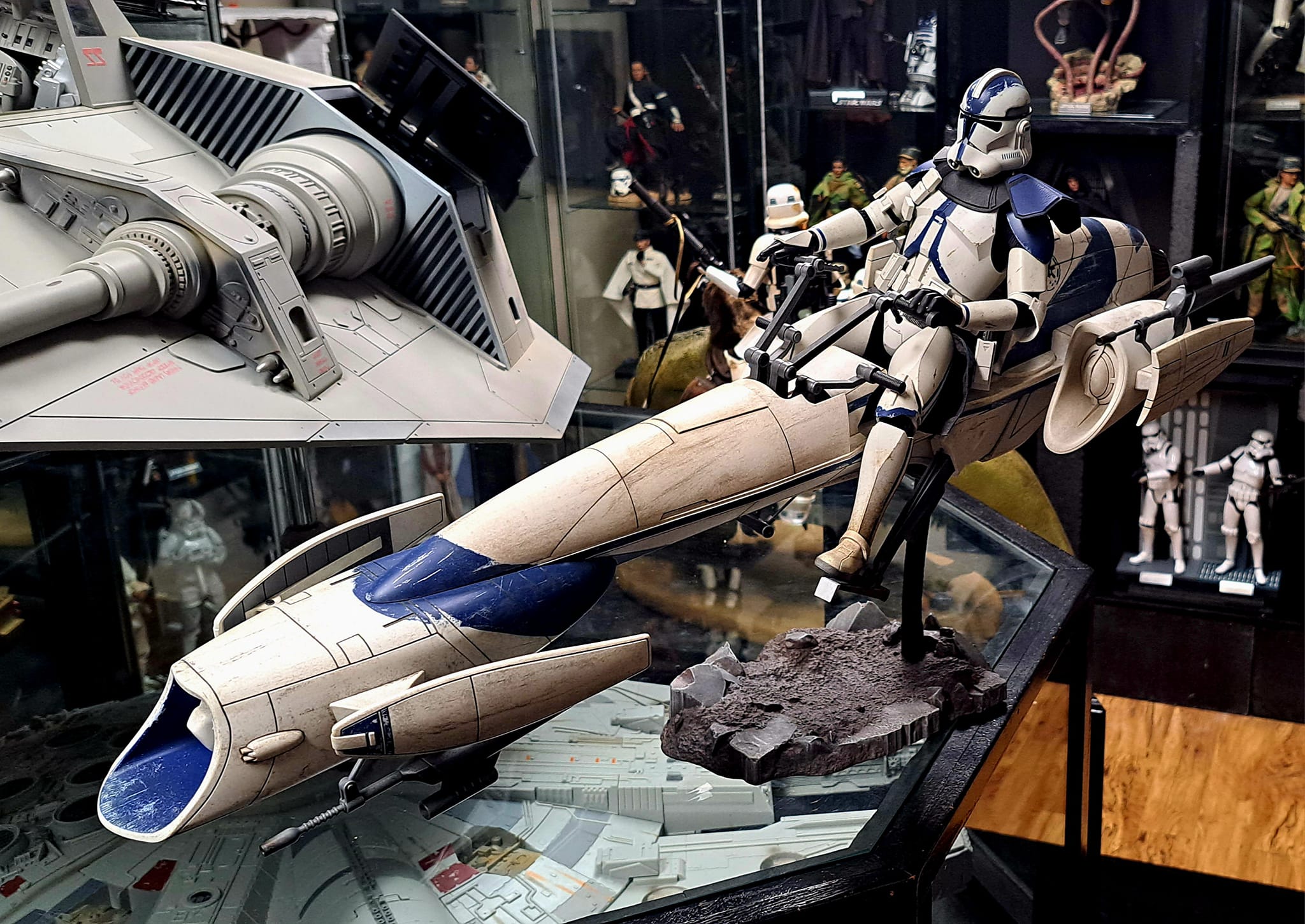 Hot Toys 1:6 scale BARC speeder and clones arriving