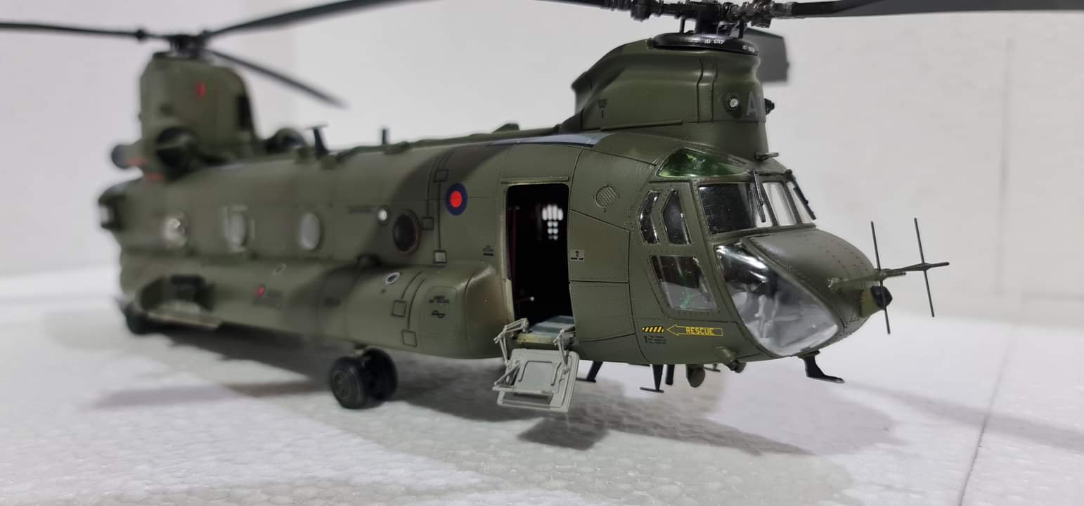 Boeing CH-47G Chinook model in 1/144 scale
