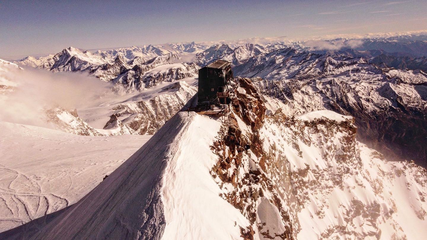 Rifugi - 17 Aprile 2023 Capanna Margherita #rifugimonterosa 📸 @eriavond ...