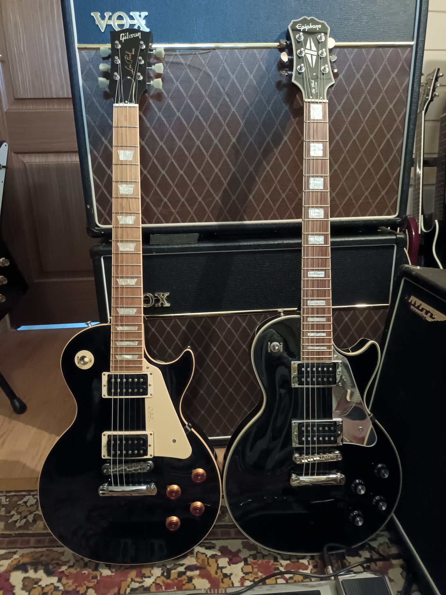 Gibson Les Paul Classic vs Epiphone Les Paul Custom