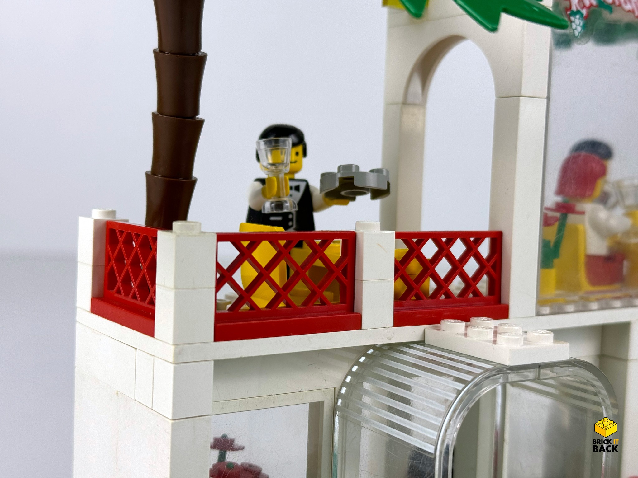 Breezeway Café (6376) is a classic Lego set from 1990, part of the
