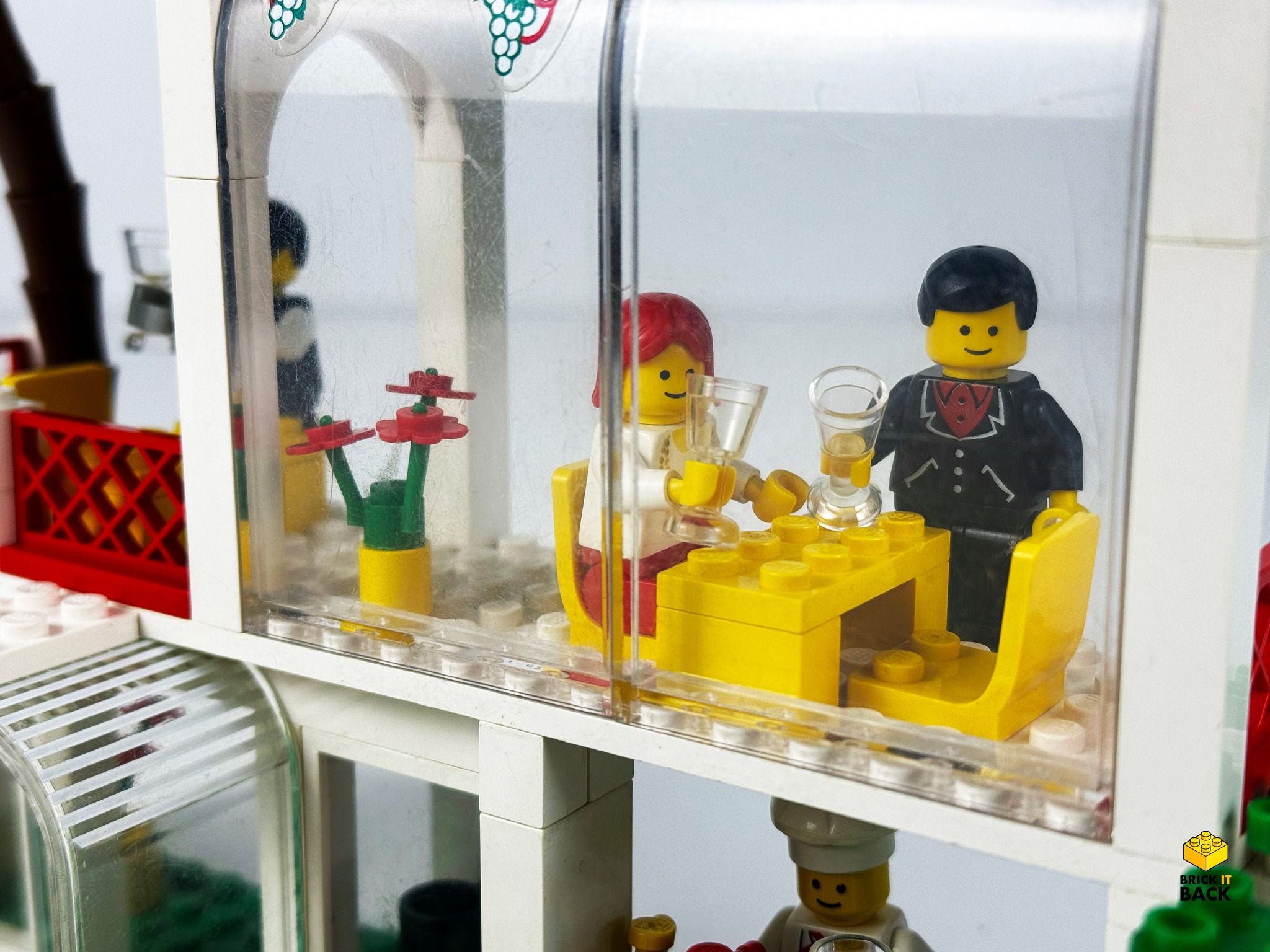 Breezeway Café (6376) is a classic Lego set from 1990, part of the