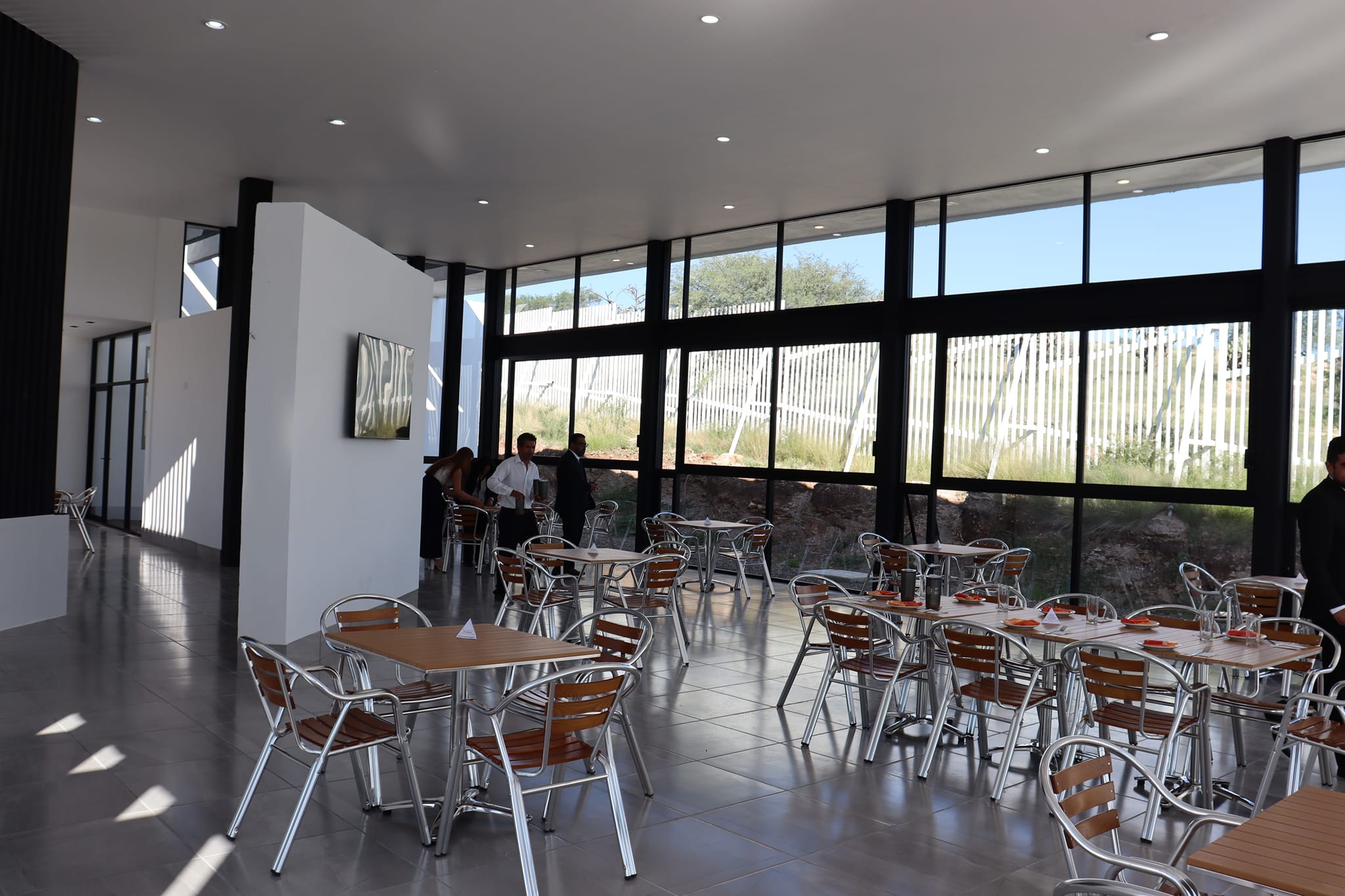 El Gigante de México Inaugura la Cafetería de la Universidad ...