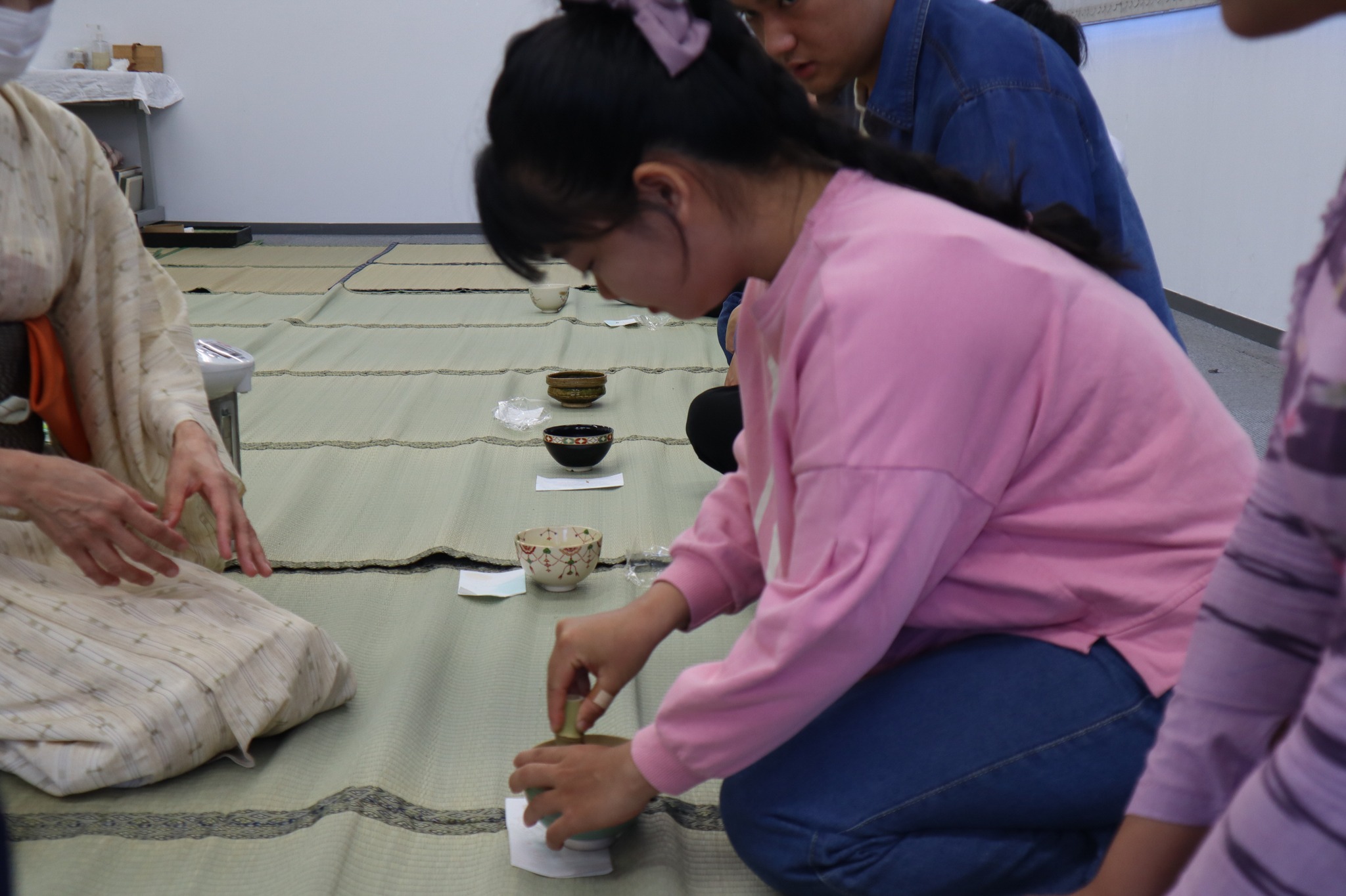 茶道教室を行いました。 講師に山田仙優先生、西本久仙先生をお招きし、丁寧にお抹茶の説明から茶道の所作、礼儀作法を教えて頂きました。 学生 ...