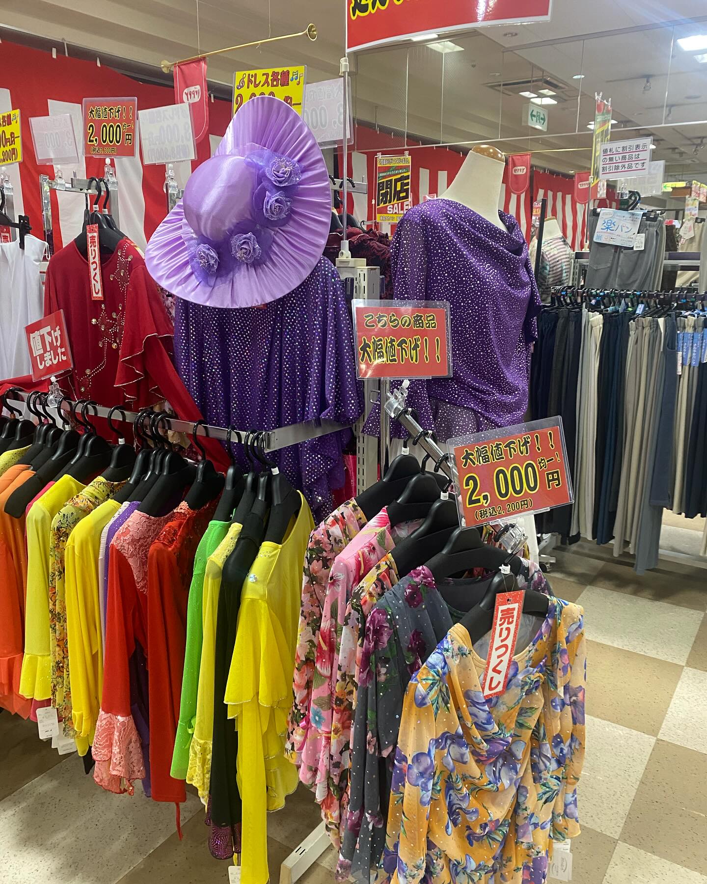 本店タカハシ安中店、ただいま、完全閉店セールにて、 ダンス
