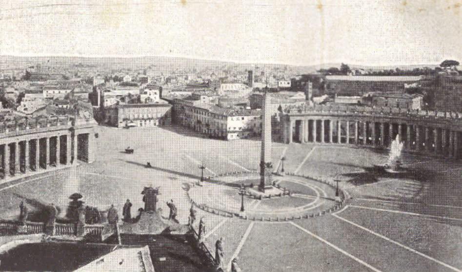 Roma - Piazza San Pietro ripresa dalla cupola. Sulla sinistra piazza ...