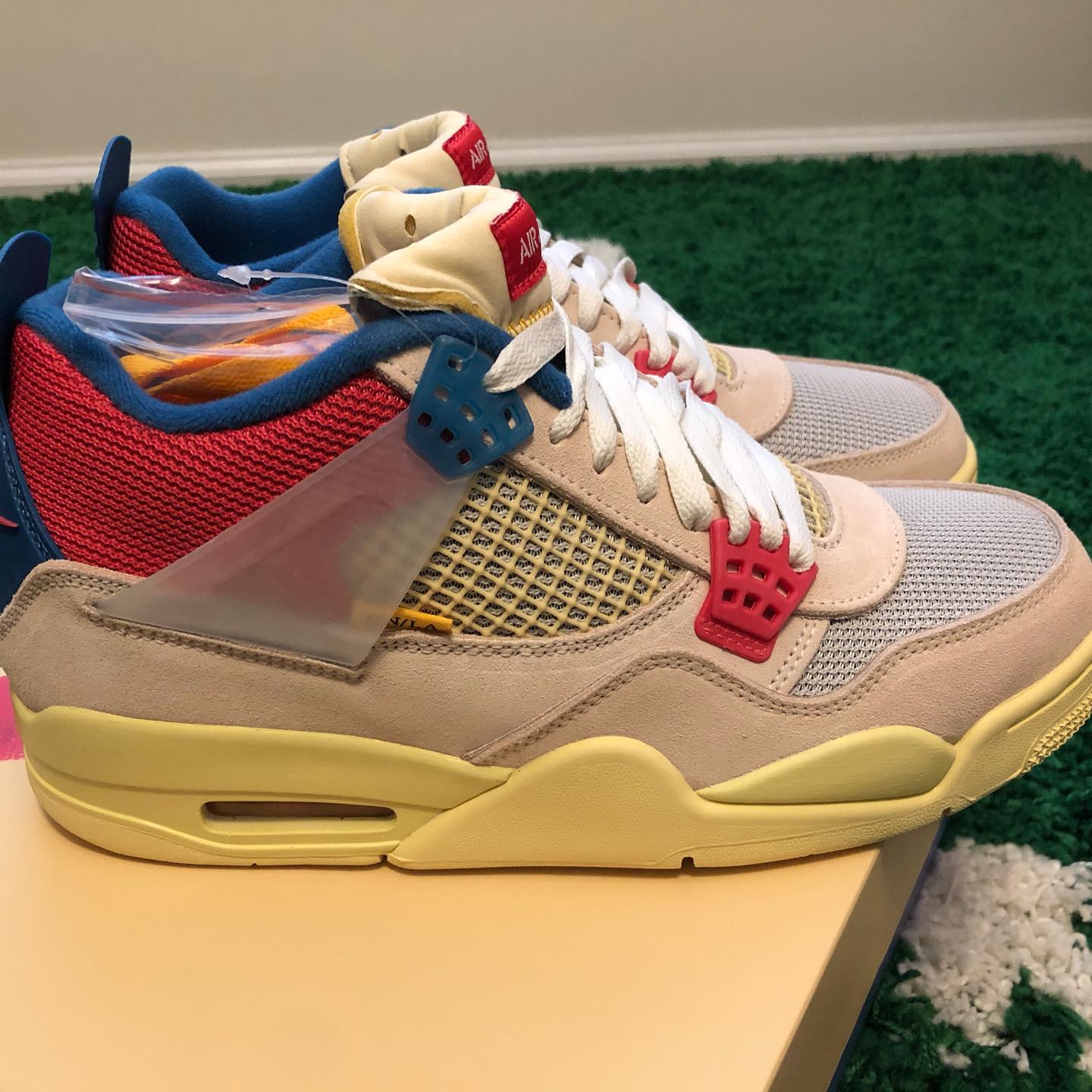 Jordan 4 Retro x Union LA “Guava Ice” -> PID: DC9533-800 -> Color 