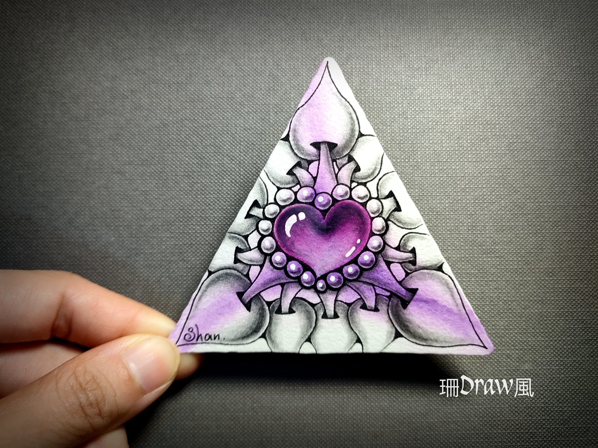 珊Draw風 - 創意禪繞藝術 - 三角紙磚禪繞畫創作 遲來的愛心💗 嫩葉Poke Leaf🌿 #禪繞畫 #手繪... | Facebook