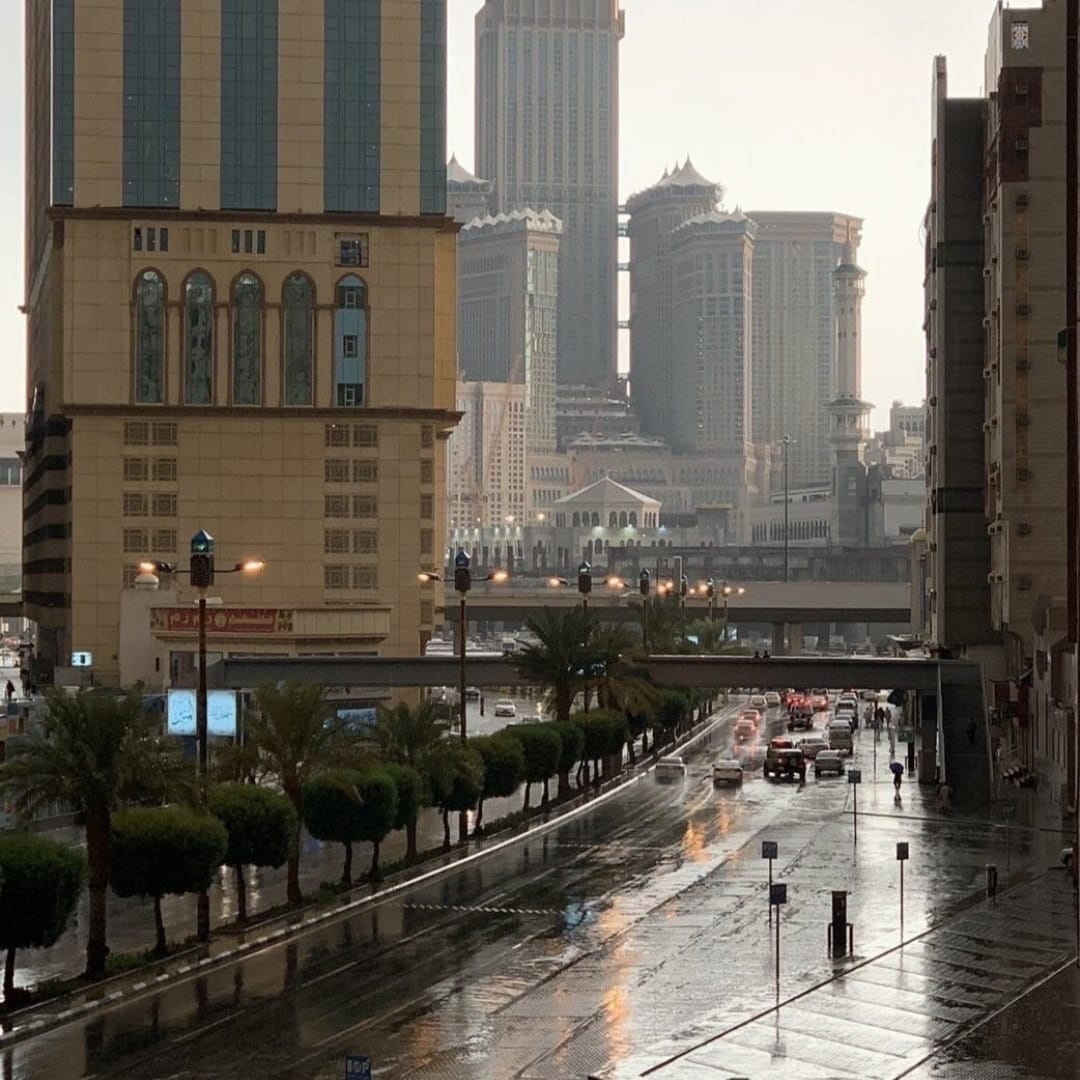 ﻻ - من #كتاب_الأذكياء أن بعض اللصوص دخل بيتا ومعه جماعة تحت أمره ونهيه ...